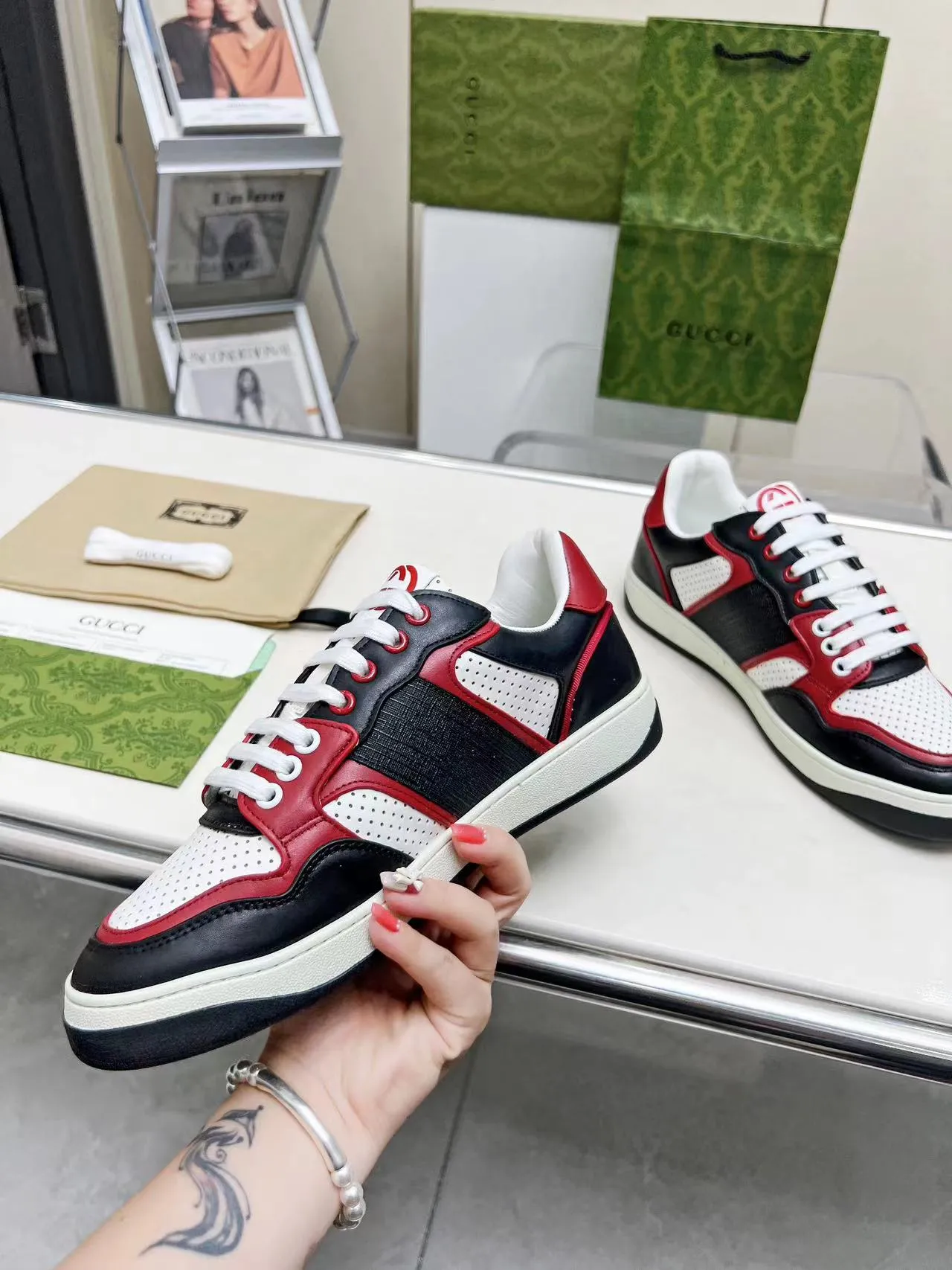 P620 💞💞Gucci G Home’s latest popular sports shoes, couple’s style, casual, retro white shoes 🌸🌸🌸 New popular series. The exquisite and compact interlocking double G logo romantically interprets the aesthetic concept of this series. Made of off-white leather, retro inspiration is cleverly blended into the sneaker design to reinterpret the brand logo. Exquisitely packaged at the delivery counter 🛍📦 ▪️Fabric: Original custom-made imported first-layer cowhide leather ▪️Lining: Original custom-made imported cowhide lining ▪️Outsole: Original molded two-color TPU outsole ▪️Size: Women's 35-40 / Men's 39-45